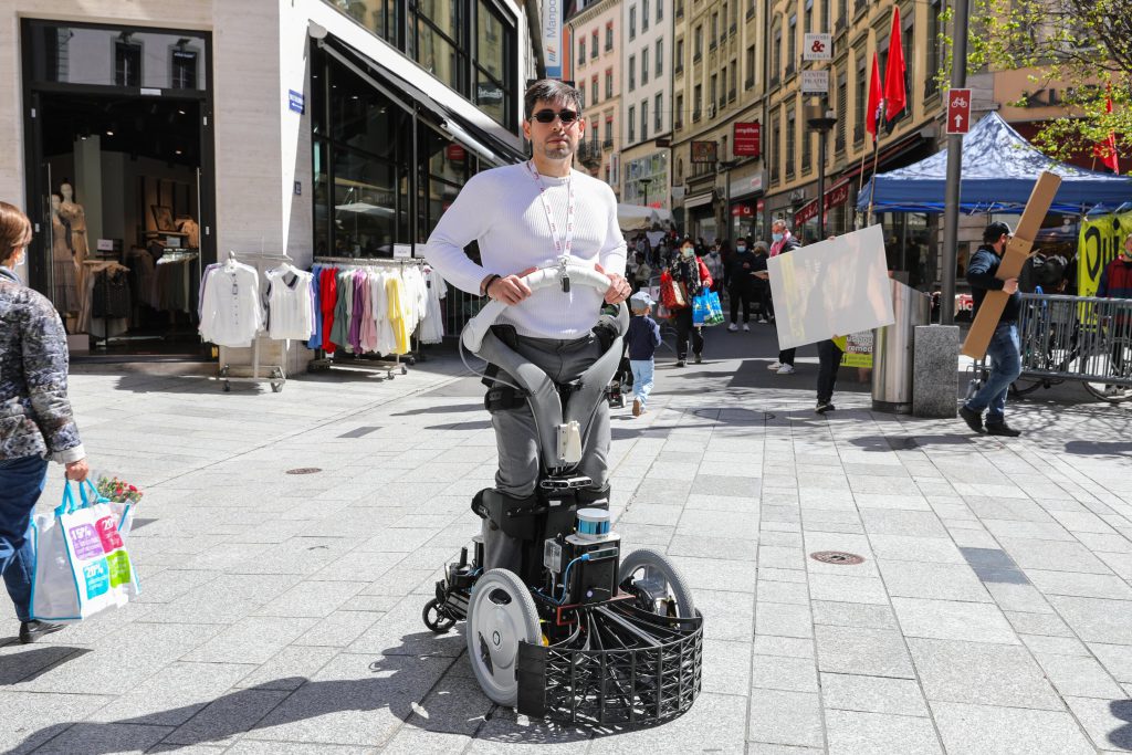 ساخت ویلچر رباتیک برای حرکت راحت و ایمن در میان جمعیت