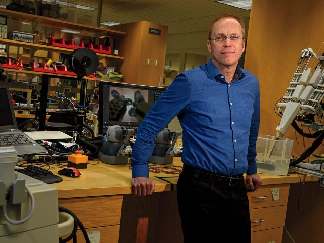  Pierre Dupont متخصص رباتیک پزشکی در آزمایشگاه خود در بیمارستان کودکان بوستون، عکاس:   Jim Harrsion 