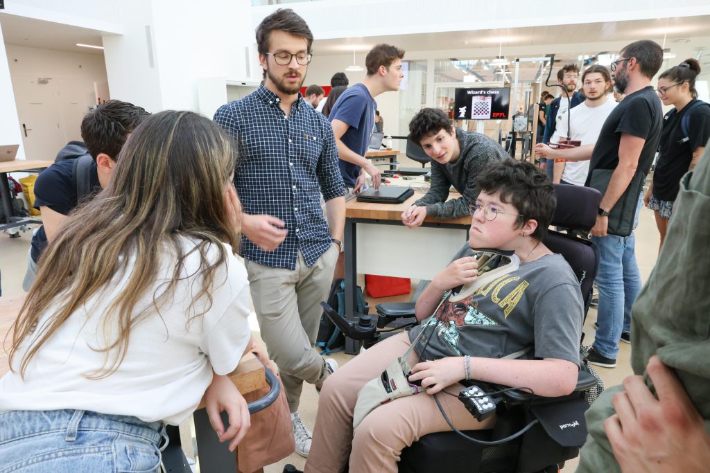دانشجویانی که فناوری را برای حمایت از افراد دچار معلولیت به خدمت میگیرند