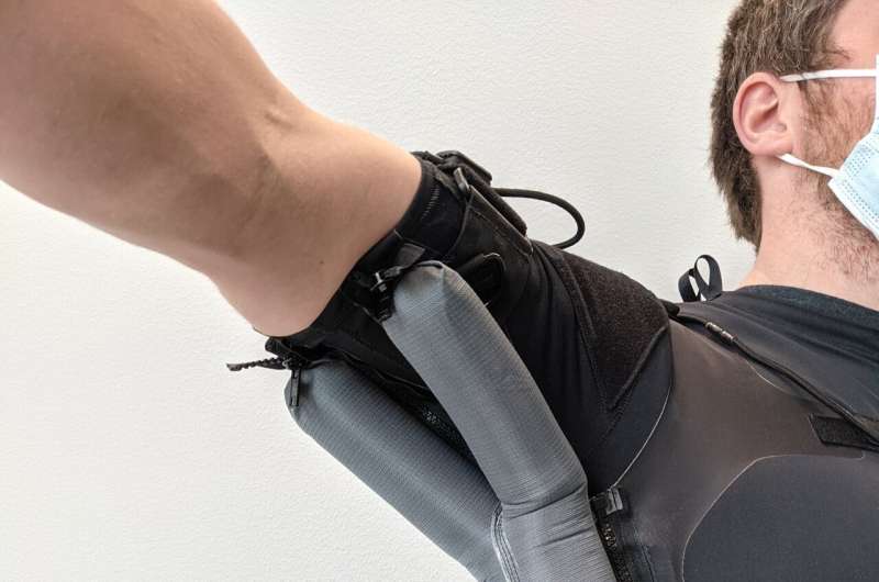 بازیابی عملکرد بازو در افراد مبتلا به اسکلروز جانبی آمیوتروفیک با یک پوشیدنی رباتیک نرم