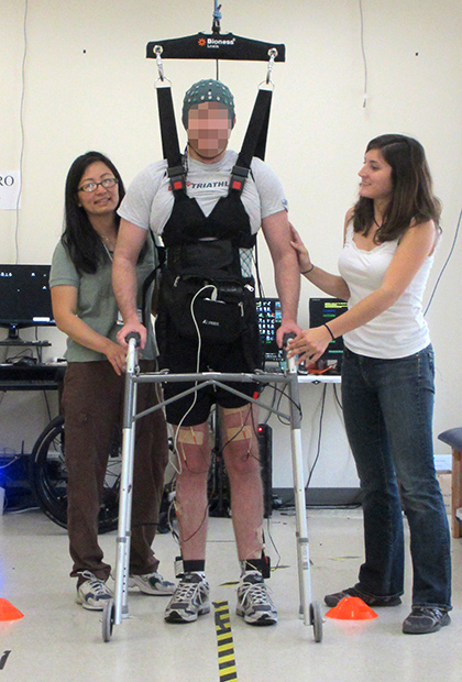 UCI-paralyzed-man-wallks-using-bci-muscle-stimulation