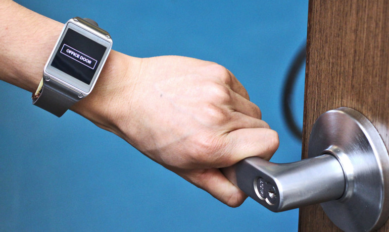 smartwatch door