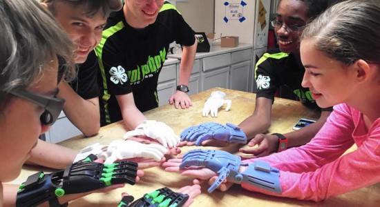 دانش آموزان آمریکایی دستهای مصنوعی برای نیازمندان کشورهای در حال توسعه می‌سازند