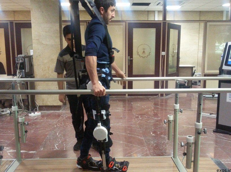 راه رفتن معلولان با ربات اسکلت بیرونی ایرانی اکسوپد