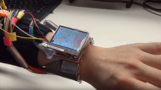 ساعت هوشمندی که مچ دست را به یک جوی استیک تبدیل می‌کند
