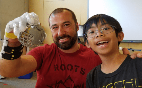 چاپ سه بعدی دست مصنوعی توسط یک پسر ۹ ساله