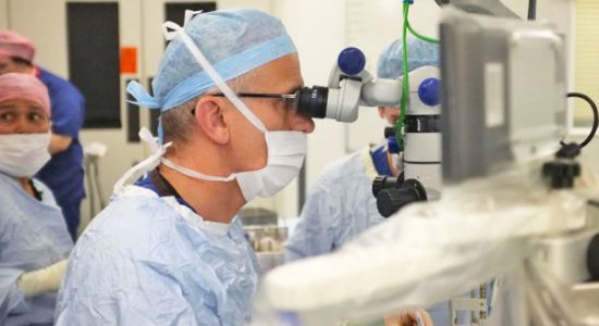 رباتی که عمل جراحی شبکیه چشم را انجام میدهد