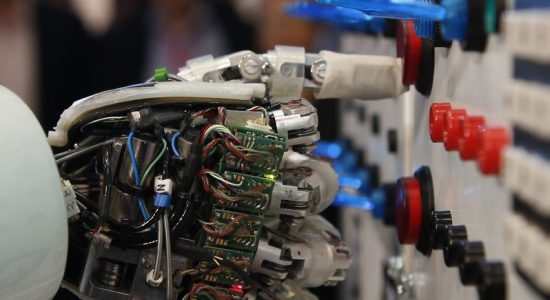 در عصر هوش مصنوعی چگونه با ربات‌ها رقابت کنیم؟