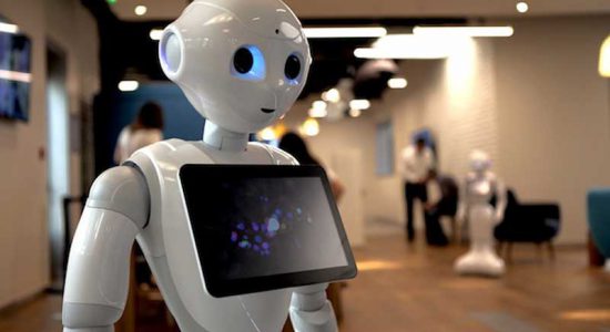 آیا هوش مصنوعی باید در قالب ربات انسان نما باشد تا بتواند با انسان ها تعامل کند ؟