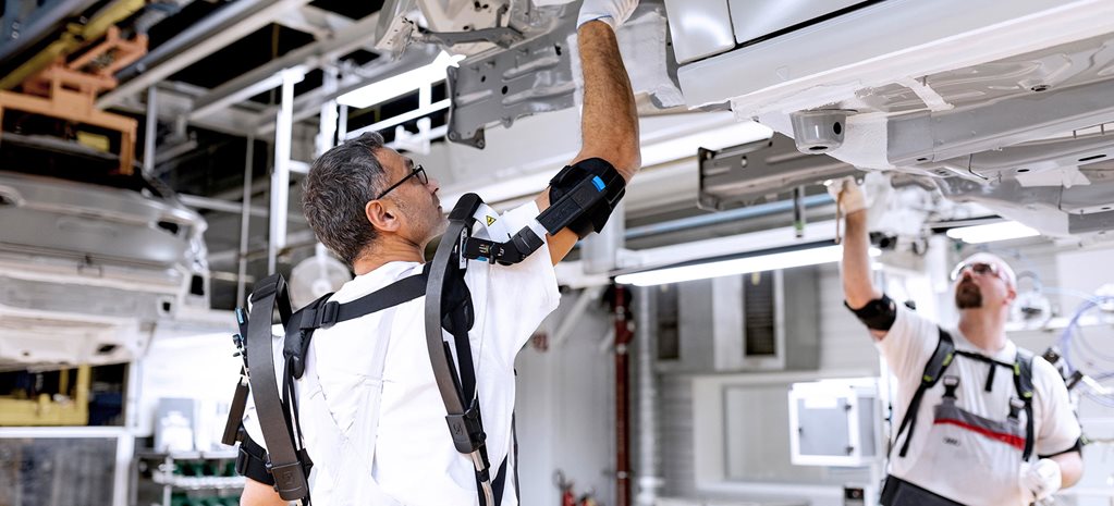 به کارگیری اسکلت های بیرونی در کارخانهی Audi برای ساخت خودرو در هنگام انجام کار بالای سر