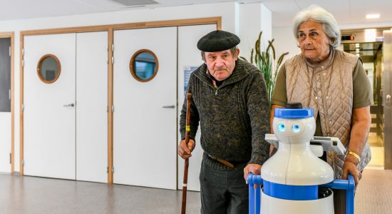 ربات کمکی پیاده روی سالمندان KOMPAI