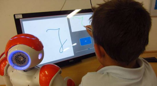 رباتی برای بهبود دستخط کودکان
