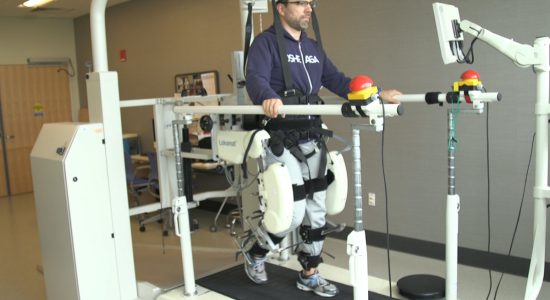 مطالعاتی جدید برای یافتن رابطه میان ذهن انسان و کنترل راه رفتن با استفاده از ربات­ ها