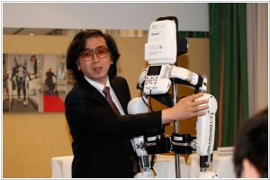 پایه گذار شرکت Cyberdyne با نام  Yoshiyuki Sankai