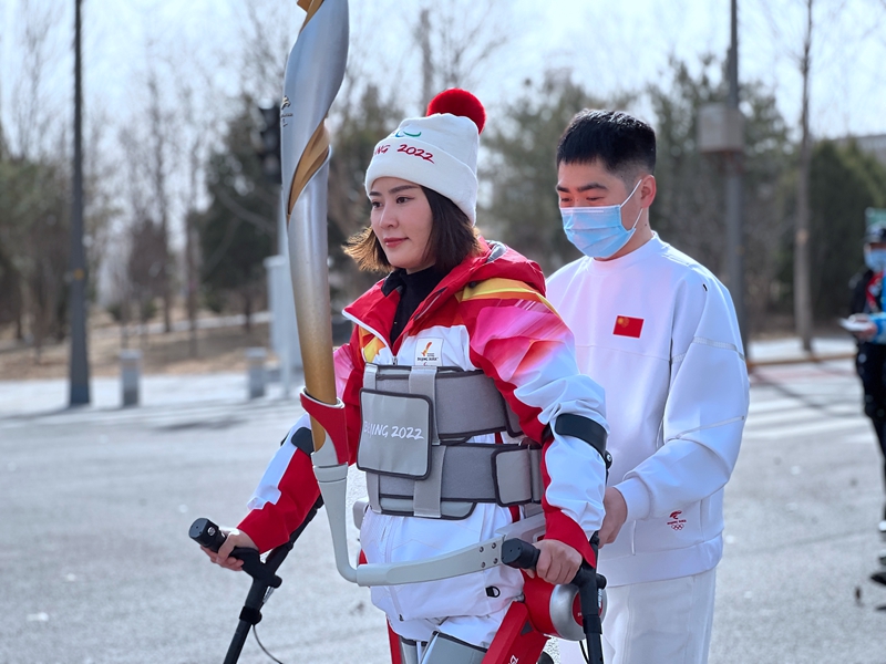   حمل مشعل المپیک زمستانی با پروتز دست 