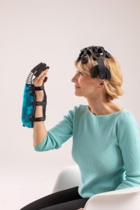 NeuroLutions: توسعه دهنده دستکش رباتیک کنترل شونده با مغز